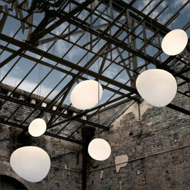 Luminária Pendente Elvora: Vidro Elegante em Formato de Ovo Flutuante