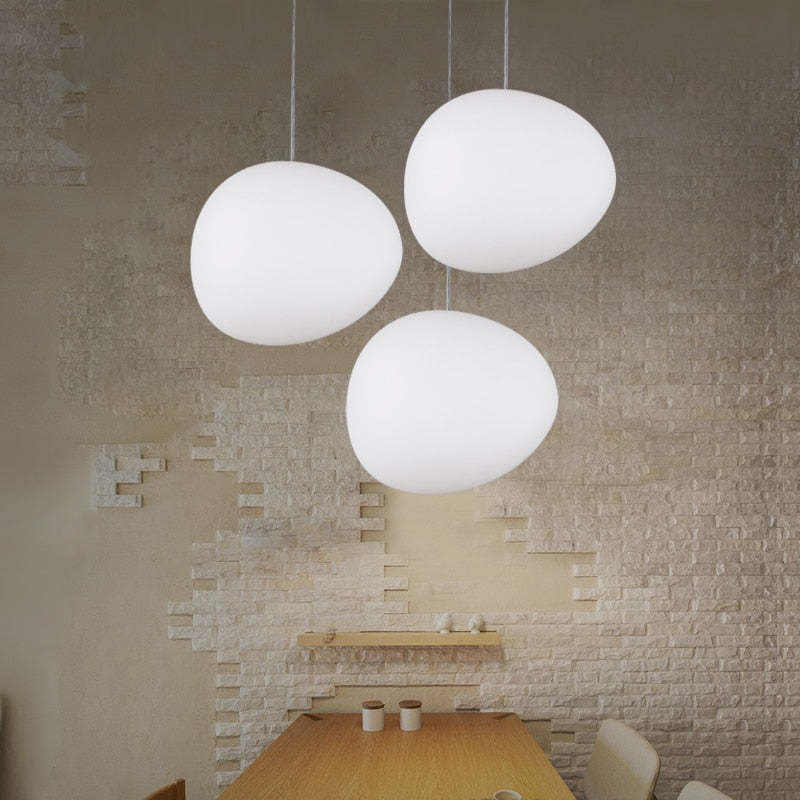 Luminária Pendente Elvora: Vidro Elegante em Formato de Ovo Flutuante